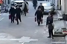 餐饮店发生火灾，街坊邻居联合扑救。为你们点赞！#你可以永远相信中国消防 #消防职业高光时刻视频封面