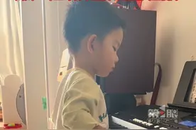 仿佛没忘干净！两岁半宝宝未经专业训练流畅弹奏钢琴曲。妈妈：专业与否不重要，希望是终生爱好。视频封面