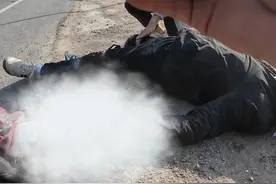 垫江人贺强在去广东钓鱼的路上，偶遇一起车祸，迅速用毛巾为伤者止血，随后拨打120并报警。#垫江正能量 #车祸救援 #钓鱼大佬贺强 #暖心救助 #夫妻情深视频封面