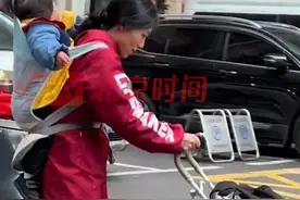 女子带俩娃摆摊为先天性心脏病儿子筹医药费。给她转款5万博主：她能坚持住很厉害。网友看到后纷纷给她捐款，社区回应：会多关心、帮助女子。视频封面