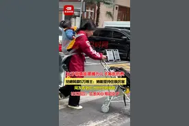 女子带俩娃摆摊为先天性心脏病儿子筹医药费。给她转款5万博主：她能坚持住很厉害。网友看到后纷纷给她捐款，社区回应：会多关心、帮助女子。视频封面