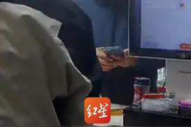 顾客进店问起曾辅导的小女孩 妈妈说“不在了”顾客连连道歉 顾客走后 老板听着女儿生前的语音泪流满面视频封面