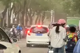 5月10日16时许，石家庄经历从狂风大作到一秒天黑再到大雨倾盆的过程。