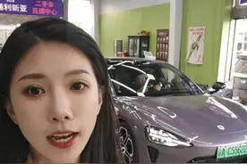 4月5日，#小米SU7全国首台霞光紫被卖 女车主王化萌宣布26.7万卖掉，29.9万买 26.7万卖!一年保值率约91%。视频封面