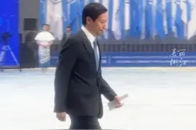 在互联网大会乌镇峰会发言完 #雷军迈着大长腿10秒走完20步回到座位 ，你数了吗？视频封面
