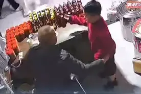 5岁学生遇到老师买菜，
急忙跑去送上自家香油，
还邀请老师到家里吃饭。
（编辑：李婕舒 实习生 林曼佳 审签：罗钧栋）视频封面