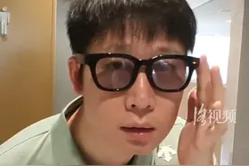 小伙展示小米AI眼镜，镜片可变换不同颜色