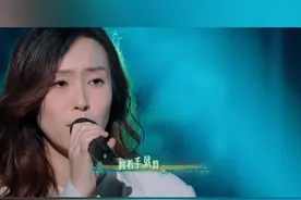 #戴佩妮又和歌迷唱怎样  #我想和你唱  1V3舞台，@戴佩妮 再唱《怎样》，“如果我们还在一起会是怎样”，提问式的歌词将不舍的情绪娓娓道来， 从牵挂到释怀，有听出佩妮姐疗愈情伤的心境，这首疗愈情歌有没有疗愈到你呢？视频封面