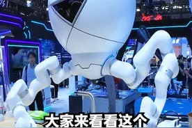 在中国生活 像是生活在2050年 #未来科技感 #老外在中国 #热点 #深圳视频封面