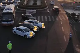 早高峰交警现场指挥，左转车道秒变“五车道”，30辆车1个信号灯全部通过。#交通 #交警 #早晚高峰 #山东视频封面