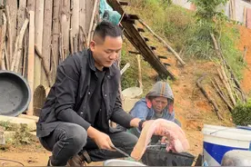 嬢嬢的生活简单而朴素，尽管生活艰辛，她却从不抱怨，脸上总是洋溢着满足的笑容，眼里时常充满了自给自足的幸福。#记录真实生活 #独居老人 #人间温暖视频封面