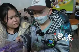 3月12日，山东济南，好心山东人接力助“交警梦男孩”圆梦②患癌男孩妈妈坐轮椅道谢，“谢谢你们，山东的好心人”，道明鞠躬：我也要做一个好人，回报社会。#感动 #正能量视频封面