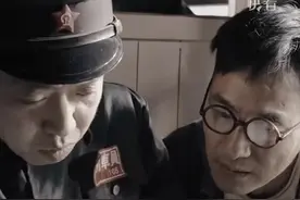 这一幕让人热泪盈眶！原来歌曲《歌唱祖国》是作曲家王莘，在火车上忘我时创作出的，“我在硬席车厢里面，一面想，一面唱，一面打拍子，如入无人之境，也忘记了邻座的客人。别人看着我，‘这人神经病。’”（来源：新华社快看）视频封面