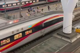 #12306回应高铁故障一等座变无座 近日，有乘客反映因自己搭乘的列车发生故障，被更换至其他列车后从“一等座”变成了“无座”（来源：澎湃新闻）视频封面