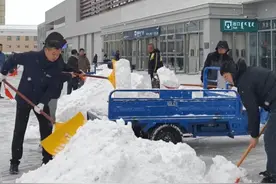 闻雪而动！巴彦淖尔站工作人员清晨5点40开始除雪，在地面铺设防滑垫，全力护航旅客出行安全（拍摄：齐鸿雁，剪辑：张祺琳）#巴彦淖尔  #平安守护  #扫雪  #雪天路滑注意安全  #一线工作者视频封面