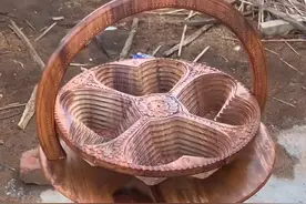 老巴工匠制作奇特家具，是桌子也可以当篮子，真的长见识了！