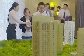 7月23日（报道）新疆伊犁，男子花费近100000元装修新房，快完工时发现记错楼层装成邻居的，“ 将8楼记错为9楼”，经调解：邻居补偿40000元给男子(新疆法治报）