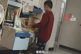 1月13日，河北石家庄。小学生期末考试前一天拜书祈祷：明天帮帮我！爸爸：平时不好好学，现在着急了，用心复习不比这管用。视频封面