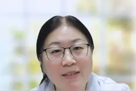 过敏性紫癜与普通紫癜有何本质区别？ 普通紫癜（比如压力性紫癜）是压力过大导致皮下毛细血管出血。而过敏性紫癜是“血管发炎”——免疫系统攻击血管，血从血管里漏出来。简单来说：按一下皮疹，褪色的是普通过敏，不褪色的才是过敏性紫癜！而且过敏性紫癜常伴关节痛、肚子疼，普通压力性紫癜一般没有。#紫癜 #过敏性紫癜 #医学科普
