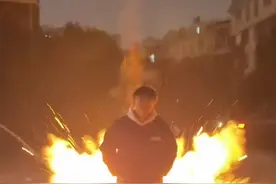 舅舅给外甥拍烟花大片，大片没拍成 还把外甥的头发和汗毛烧了，外甥威胁舅舅：要不给钱要不剪头发#外甥 #舅舅