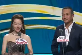 #黄觉  #白冰  共同揭晓#第30届上海电视节  白玉兰奖国际传播奖。原来“皮筋猴”早就被藏海#肖战 圈粉啦！