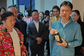 陶、酒、夏布、折扇......荣昌区委书记周末亮相“卤鹅哥” 直播间，高频顺口溜推介荣昌#荣昌卤鹅 #卤鹅哥 #网红活动现场视频封面