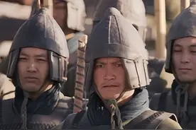 古代打仗时，第一排的士兵明知必死，为何还要全力冲锋？ 视频封面