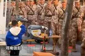 男孩路边偶遇兵哥哥激动行礼，兵哥哥们暖心回礼致意！网友：小手敬信仰，大手回希望！#中国军人 #兵哥哥 #有爱的一幕视频封面