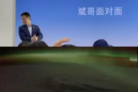 电池年检新规来了，时间终将证明 蔚来的换电是对的 2025.03.01 起，实施新的新能源电池年检新规
规定对于车龄超 6 年的新能源汽车采取更为严格的检测，已确保电池安全
但是这会给相关用户带来使用上的麻烦以及出二手时的不保值
而总所周知的是蔚来所坚持换电路线可以帮助用户避免这情况
2025.04.13，李斌在上海参加蔚来交付10 万辆的时候也谈到了这个问题
李斌通过
老旧电池生命末段的断崖式下降
电池在成本方面的取舍
以及车辆和电池寿命不匹配等
几个方面来系统阐述换电是正确的路线
能够给社会、企业、用户带来实际的好处
李斌坦言「虽然蔚来短期吃了点亏，站在对的事情的那一边，坚持下去总会证明的」

#蔚来 #李斌 #电池寿命 #动力电池 #换电