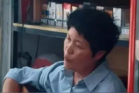 9月17日（报道）山东淄博，48岁超市女老板弹唱《野花》视频走红，三天点赞近30万，从小爱唱歌 婚后搁置20多年，“生活压力大，弹唱是释放压力的一种方法”（极目新闻）