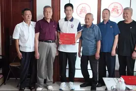 莱西18岁男孩接过家族 “接力棒” 五位长辈都是军人，网友直呼太有牌面了。#军人世家 #军校 #高考录取