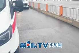 2月19日（报道时间），四川。男子路边临时停车吃个面，被要求交10元停车费。城管：两人是钉子户，只能劝导。视频封面