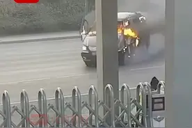反应迅速！ 近日，山东青岛一轿车失控自燃，撞向工厂大门，安保人员果断处置开门，并号召大家及时救火，随着大家的参与，火情在第一时间被稳定控制，为后续消防人员到来争取了宝贵的时间（视频来源：人民日报）视频封面