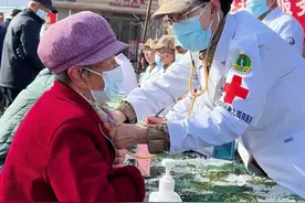 志愿服务人人参与，文明实践处处可为#学雷锋纪念日 #中国青年志愿者服务日 （酒泉融媒记者 白洁 达冷哈斯）视频封面