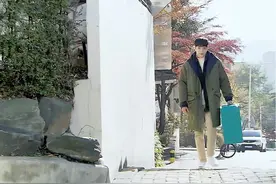 男人瞒着妻子去送外卖，谁知迎面就偶遇了他嫌贫爱富的妻子。视频封面