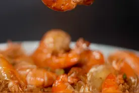 这个做法的油爆虾一定不输外面的餐馆！虾壳肉质饱满、香酥入味，你也快试试吧 ~#跟着抖音学做菜 #美食专业者联盟