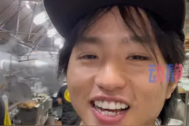 贵州小伙骆豪在美国纽约端盘子，一年后就靠卖三轮车赚到了一百万。#贵州小伙骑三轮勇闯美国 #年入百万的贵州小伙之前在美国端盘子视频封面