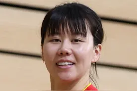 陈幸同首秀轻松过关，仅让对手收获15分 2025多哈世乒赛女单1/64决赛，陈幸同4比0罗奇卡·桑迪（南非）（7，4，3，1）
比赛过程中，陈幸同全程掌控节奏，四局仅让对手累计获得15分，尤其后三局均以绝对优势压制。最终，陈幸同4比0战胜对手，成功晋级64强。她将在下一轮迎战德国选手考夫蔓。
#多哈世乒赛 #陈幸同视频封面