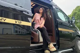 上班通勤商务车，周末家人出游 一车两用 福特全顺商务小房车。 #房车 #商务房车 #商旅房车 #福特房车 #商务车视频封面