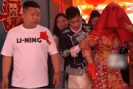 婚礼现场弟弟喂姐姐奋力一推，这就是娘家人的“大内侍卫”#娘家人给的底气