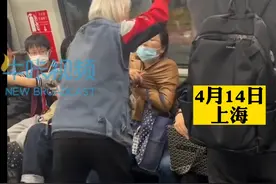 白发老人让女子让座被拒强行将其拽起视频封面