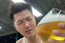 烧烤摊一杯冰镇啤酒释放整个夏天压力#夏天的路边摊有多好吃#美食博主的沉浸式出差#珠江啤酒#珠江纯生1997