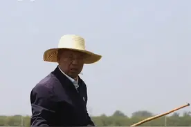 小麦育种专家#茹振钢 每次到地里，都会拿着一根包浆的“麦田指挥棒”。可别小看了这根棍子，“想当小麦育种家，不能没有它！”##开讲啦视频封面