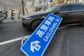 道路指示牌被风刮断，把刚买4个月的宝马5系砸出坑，路桥公司：修车可赔 或花33万买下，车主：不可能 我花40万买的  要赔车辆折旧费视频封面