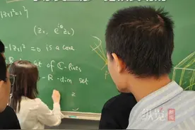 6月18日，34岁数学教授王虹在北大开讲引发学界广泛关注。记者就此事致电北大数院，工作人员回应称，这两天王虹老师的确在数院的智华楼举办讲座。（极目新闻）视频封面