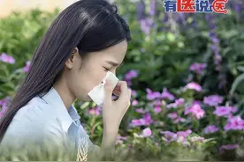 #北京花粉浓度持续走高 【有医说医 | 北京花粉浓度持续走高，花粉过敏患者如何用药？医生建议：花粉过敏患者应在整个花粉季持续用药】#花粉过敏患者应在整个花粉季持续用药  连续多日，北京花粉浓度持续走高，过敏患者鼻塞、打喷嚏、眼痒等症状逐渐加重。对此，北京同仁医院变态反应科主任医师张媛提示，花粉过敏患者应在整个花粉季持续用药，持续、规范、全程治疗是关键。部分重症患者可以在花粉季到来前1至2周进行预防性用药。
张媛表示，花粉过敏的季节性特征明显，北京通常有两个花粉播散周期，分别是春季和秋季。春季花粉过敏呈现两个波峰，第一个波峰从3月持续到4月中旬，第二个波峰则从4月中下旬延续至5月中旬。花粉过敏患者应在花粉播散周期内全程持续用药，以维持血药浓度，避免症状加重、防止症状反复。
花粉过敏的患者应在刚进入花粉期就开始用药，切忌等到花粉浓度很高、症状很重的时候才开始用药。部分重症患者可以在花粉季到来前1至2周进行预防性用药。视频封面