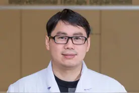 脚指甲坑坑洼洼是什么原因？ #热点 #热点新闻事件 #脚指甲 #脚 #医学科普视频封面