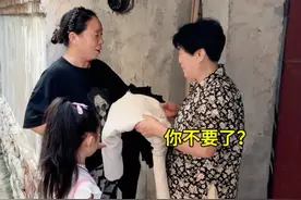 在亲戚的帮衬下，俺家俩孩子也算是有一身板正的全新秋装了！ #姥姥自学裁剪旧衣巧变孙女新衣视频封面