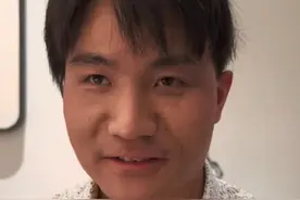 3月23日，江西宜春慈化镇。越发刚6岁走失，23年后回国认亲，其表示右眼完全失明，左眼因视网膜脱落看东西时模糊的。曾经给自己带来过沉重的打击，小时候对长大后的很多幻想都被现实打破了。目前，南昌的医院得知情况后进行爱心接力，将帮助他治疗。（记者赵博宇 王易楚）视频封面