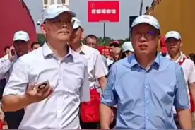 9月3日，#九三阅兵  结束观礼台5万余人撤离，井然有序的同时不留下一片纸屑，每位观众都把垃圾自觉地带走。#九三阅兵结束后  （长江日报）